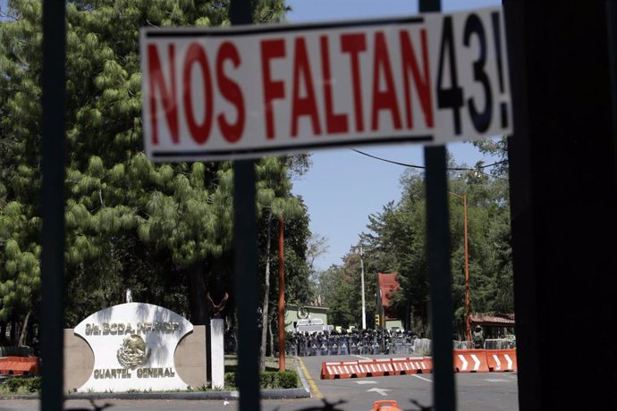 Archivo - Protesta por la desaparición de los 43 normalistas de Ayotzinapa