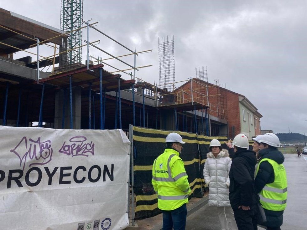 La concejala de Participación Ciudadana y Deportes, Mayte Martínez, visita las obras del frontón del barrio de Las Flores