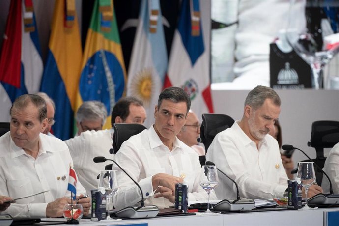 Archivo - El presidente del Gobierno, Pedro Sánchez (c) y el Rey de España Felipe VI (d), durante una sesión plenaria en la XXVIII Cumbre Iberoamericana de Jefes de Estado y de Gobierno, a 25 de marzo de 2023, en Santo Domingo