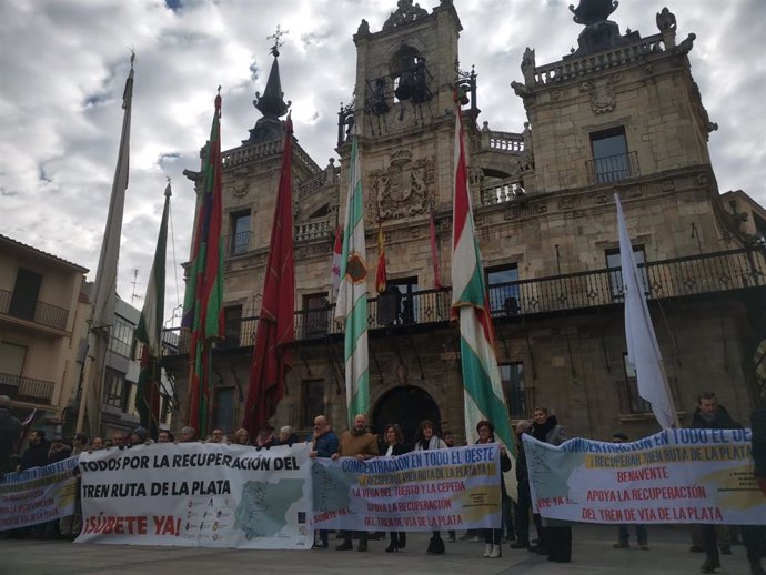 Pancarta principal de la concentración celebrada en la plaza mayor de Astorga (León) para reivindicar el corredor ferroviario Ruta de la Plata.