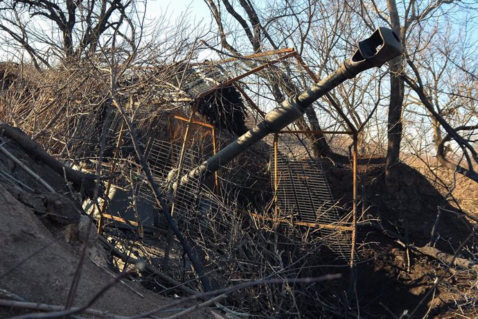 Archivo - November 28, 2023, Kyiv, Donetsk Oblast, Ukraine: Hidden among a tree line the western donated artillery piece M109 waits to fire at Russian forces. Despite Russian and Ukrainian attempts to break through in the region, artillery continues to 