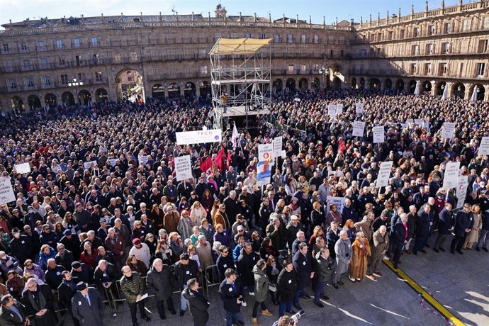 Centenares de personas durante una manifestación por los trenes contra el Gobierno, en la Plaza Mayor, a 21 de enero de 2024, en Salamanca, Castilla y León (España)