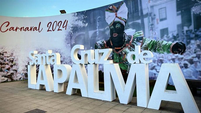 Santa Cruz De La Palma, A Menos De Un Mes Para La Celebración De Los Indianos, Recibe A Visitantes Y Turistas Con Una Gran Imagen Panorámica De Esta Fiesta Carnavalera Única En España En El 'Kilómetro Cero' De La Isla.