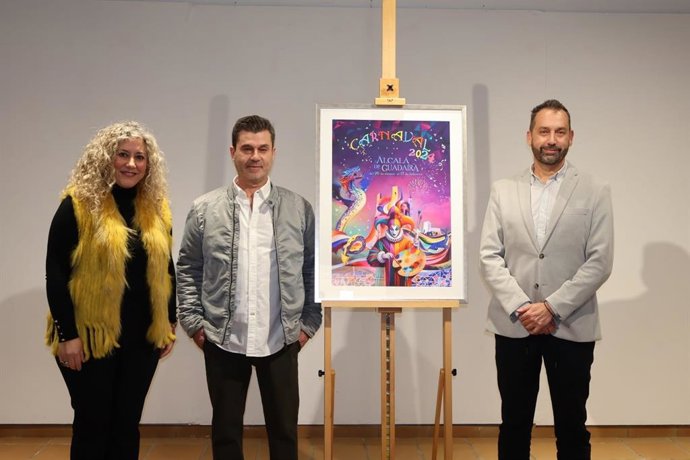 La delegada de Fiestas Mayores, el presidente de la Asociación Alcalareña de Carnaval y el autor del cartel anunciador.