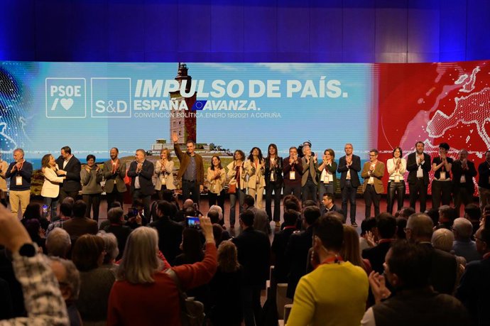 Foto de familia de los miembros del PSOE tras la clausura de la convención política del PSOE, a 21 de enero de 2024, en A Coruña, Galicia (España). El PSOE celebra durante el fin de semana su Convención Política bajo el lema ‘Impulso de país’. Durante el 