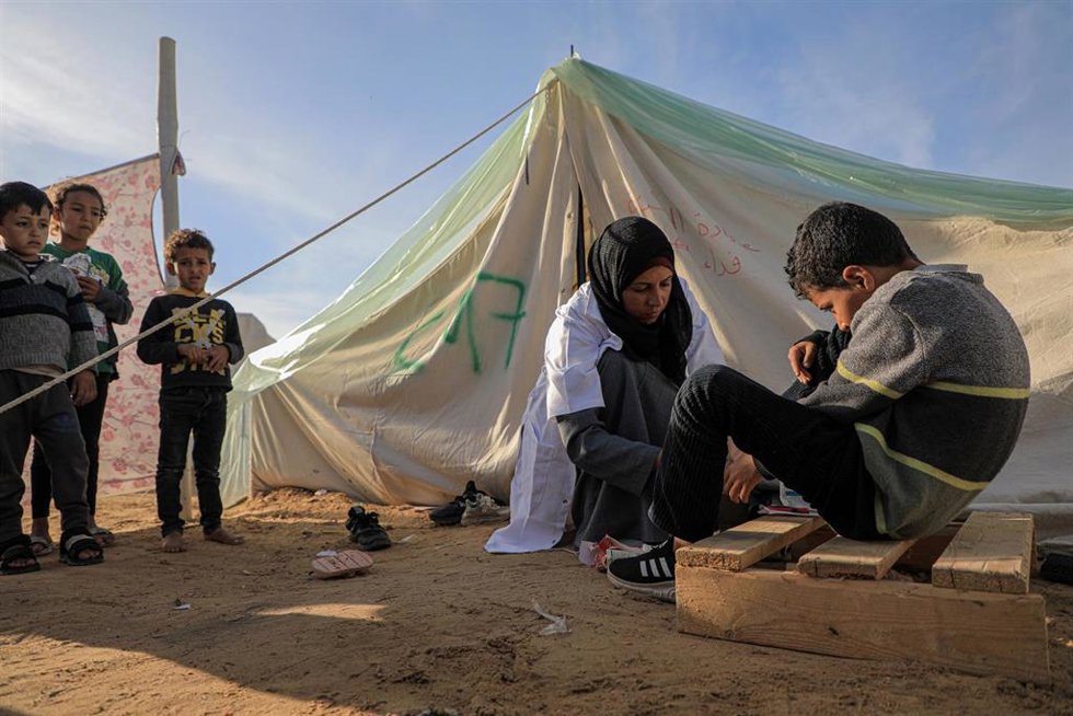 Atención médica a civiles palestinos en el paso de Rafá 