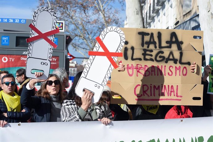 Manifestantes con pancartas durante una protesta vecinal por la tala de arbolado en la zona de Atocha por la ampliación de la línea 11