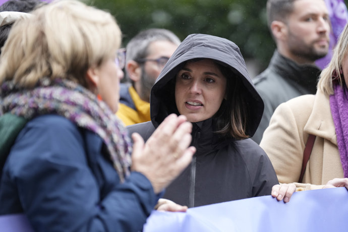 La secretaria Política de Podemos, Irene Montero (c), durante una protesta contra la gestión por el vertido de los pellets, a 21 de enero de 2024, en Santiago de Compostela, A Coruña, Galicia (España). 