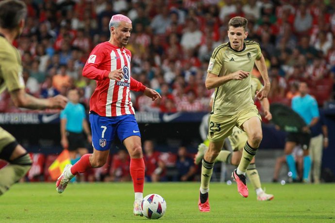 Archivo - Antoine Griezmann of Atletico de Madrid and Gerard Gambau of Granada in action during the spanish league, La Liga EA Sports, football match played between Atletico de Madrid and Granada CF at Civitas Metropolitano stadium on August 14, 2023, i