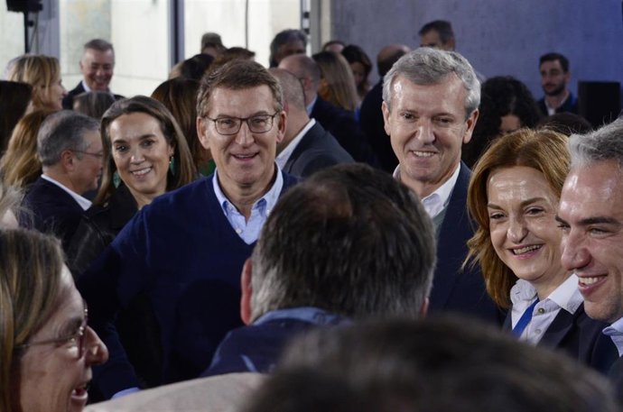 La secretaria general del Partido Popular, Cuca Gamarra (2i); el presidente de la Xunta de Galicia, Alfonso Rueda (3i); el presidente del Partido Popular, Alberto Núñez Feijóo (3d), y el coordinador general del PP, Elías Bendodo (1d), conversan a su lle