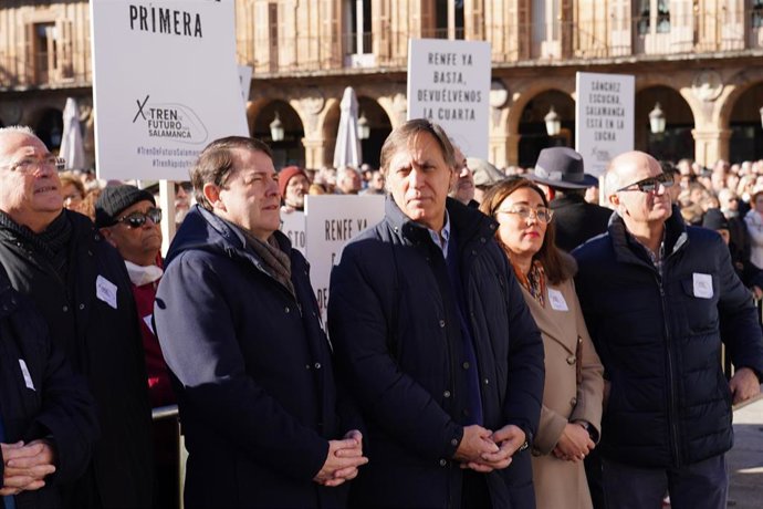 El presidente de Castilla y León, Alfonso Fernández Mañueco (2i), y el alcalde de Salamanca, Carlos García Carbayo (3d), durante la manifestación por los trenes  en la Plaza Mayor
