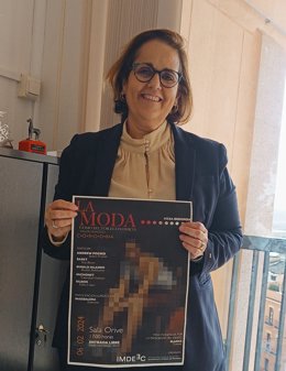 La concejal delegada de Economía y Empleo del Ayuntamiento de Córdoba y presidenta del Imdeec, Blanca Torrent, posa con el cartel anunciador de la mesa redonda 'La moda como sector económico de valor añadido en Córdoba'.