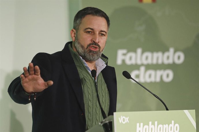 El líder de Vox, Santiago Abascal, interviene durante la presentación de candidatos para las elecciones gallegas, en el Hotel Galicia Palace, a 21 de enero de 2024, en Pontevedra, Galicia (España). Abascal coincide hoy en Galicia con otros dos líderes e