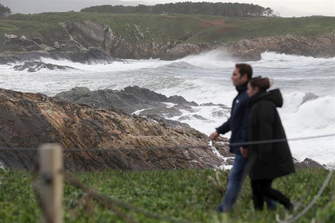 Archivo - Una pareja observa el mar embravecido en la costa de Ribadeo, a 4 de noviembre de 2023, en Ribadeo, Lugo, Galicia (España). 