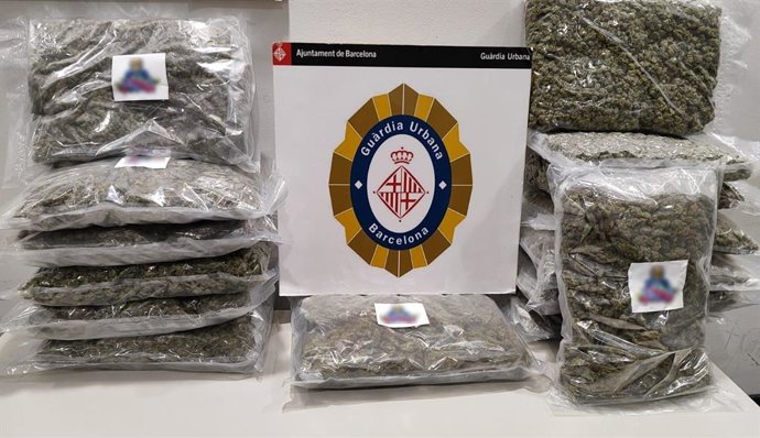 La Guardia Urbana detiene a un hombre en Barcelona por llevar 15,9 kilos de marihuana