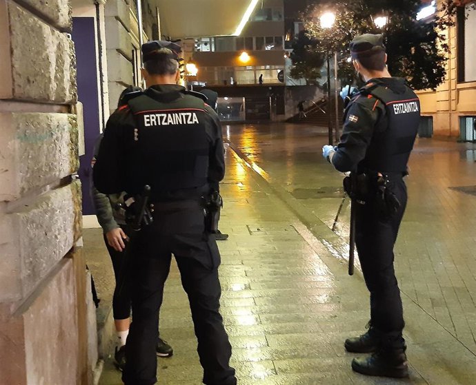 Dos detenidos en Bilbao tras agredir a un viandante para sustraerle su teléfono móvil