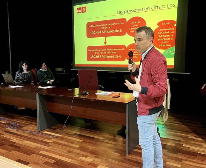 Archivo - Iván Fernández, secretario para el Pacto de Toledo y la Inclusión Social de la Comisión Ejecutiva Federal del PSOE, en un acto sobre pensiones en Luarca.