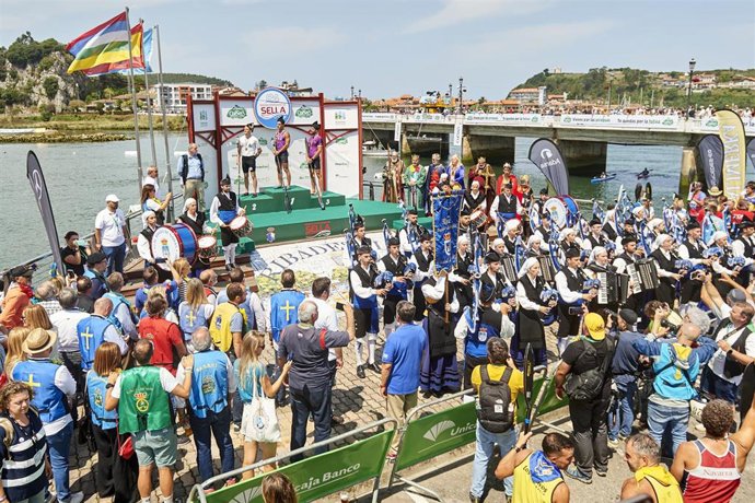 Archivo - Piragüistas posan en el podio de la 84 edición del Descenso Internacional del río Sella en Ribadesellas, a 6 de agosto de 2022, en Ribadesellas, Asturias (España).