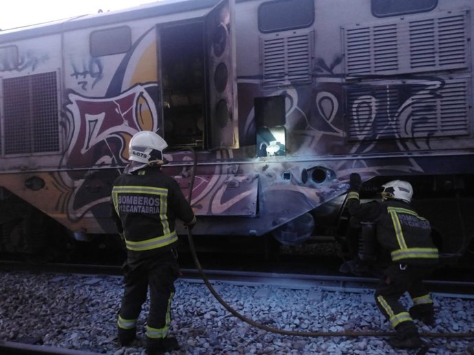 Bomberos extinguen el incendio de una locomotora