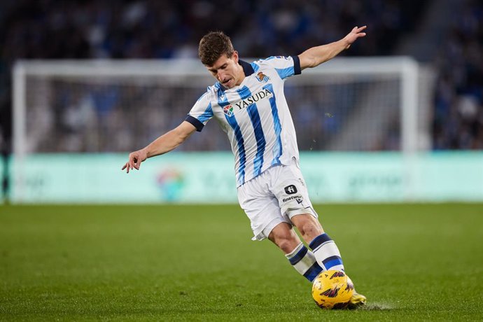 Archivo - Aihen Munoz of Real Sociedad in action during the LaLiga EA Sports match between Real Sociedad and Sevilla FC at Reale Arena on November 26, 2023, in San Sebastian, Spain.