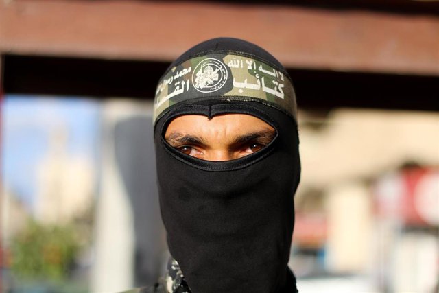Archivo - Un miliciano de las Brigadas Ezzeldín al Qassam, brazo armado de Hamás