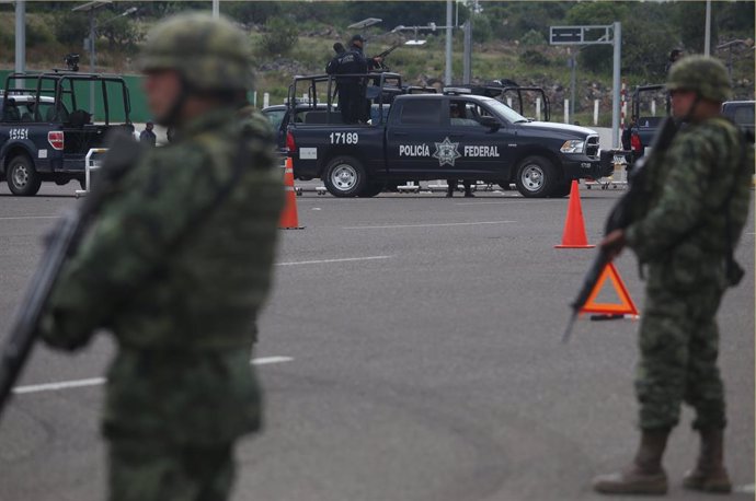 Archivo - Imagen de archivo de militares y miembros de la Policía Federal mexicana