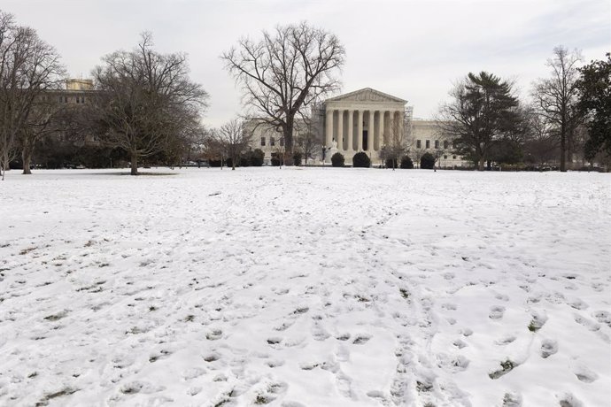 El Tribunal Suprem d'EUA envoltat de neu