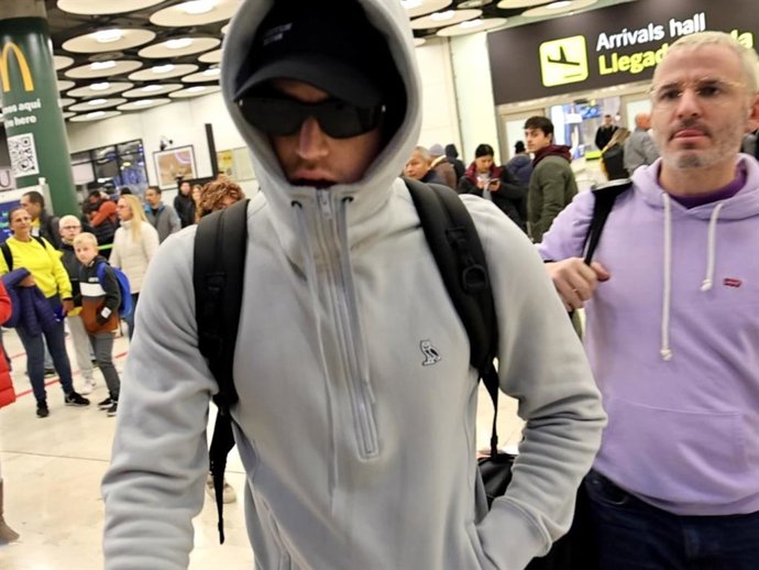 MIguel Bernardeu, 'de incógnito' por el aeropuerto de Madrid