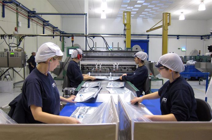 Archivo - Trabajadores en una fábrica (2014). 