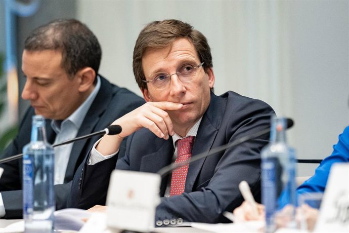 El periodista Álvaro Nieto (i), y el alcalde de Madrid, José Luis Martínez Almeida (d), durante la presentación de la presidenta de la Junta de Extremadura