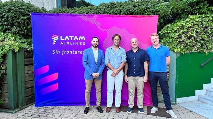 De izquierda a derecha: Juan Villanova, Director de Trip.com Airlines España, Benelux y América Latina, Thibaud Morand - Gerente General de LATAM Airlines en Europa, Andreas Schek, Vicepresidente de Ventas Globales de LATAM Airlines y Henk van der Velde