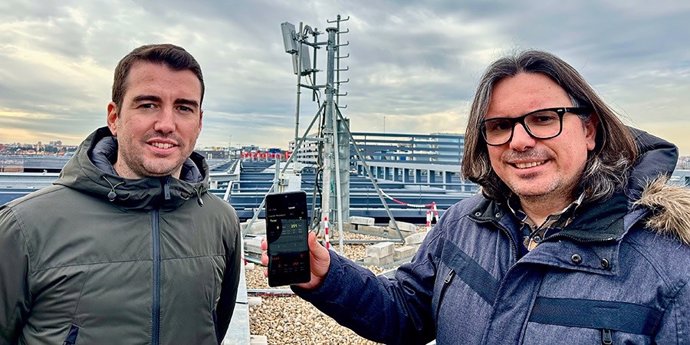 Archivo - Los ingenieros de Vodafone Álvaro Fructuoso e Iván Gallego durante la realización de las pruebas de la nueva tecnología