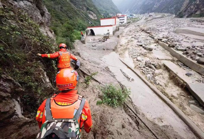 Archivo - Imagen de archivo de rescatistas en el lugar de un deslizamiento de tierra en la provincia de Sichuan, en el suroeste de China