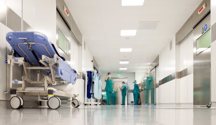 Archivo - Hospital surgery corridor  Blurred figures of people with medical uniforms in hospital corridor