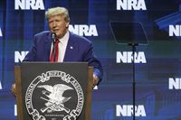 Trump retira un insulto contra DeSantis tras su renuncia a la candidatura republicana