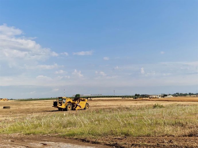 Archivo - Imagen de archivo de la parcela donde está ya ultimándose el circuito de velocidad de Carmona (Sevilla).