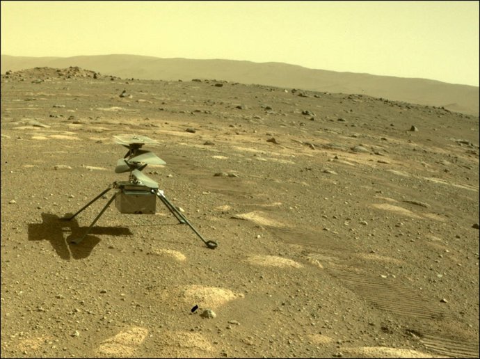 Archivo - El helicóptero Ingenuity de la NASA se muestra desde el punto de vista de la cámara de trasera del rover Perseverance el 4 de abril de 2021
