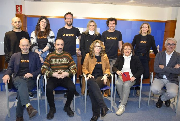 Integrantes de A Crear junto con colaboradores