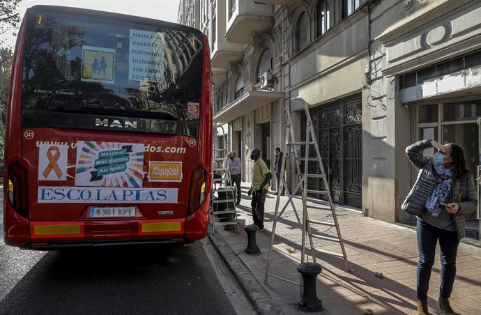 Archivo - Uno de los autobuses escolares de colegios concertados que recorren la ciudad con lazos naranja en protesta contra la Ley Celaá, que se vota hoy en el Congreso de los Diputados, en Valencia, Comunidad Valenciana (España), a 19 de noviembre d