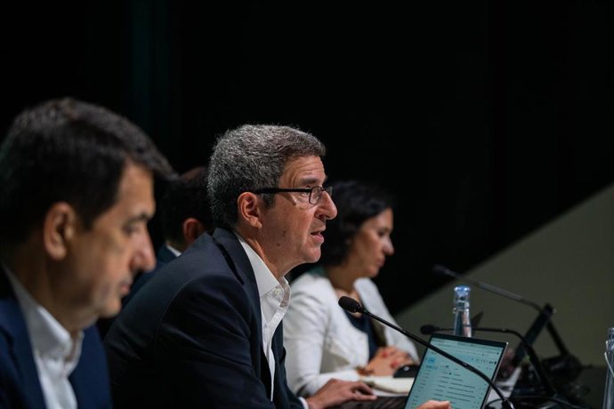 Archivo - El director de BBVA Research y economista jefe de Grupo BBVA, Jorge Sicilia (2i)