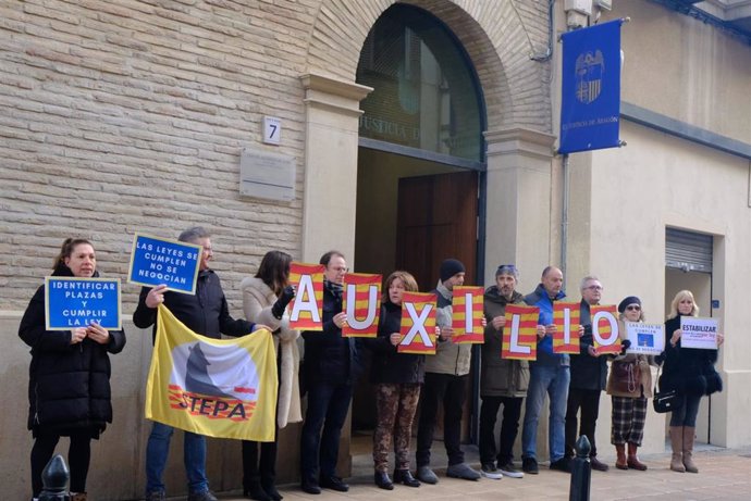 Protesta de STEPA ante la sede del Justicia de Aragón