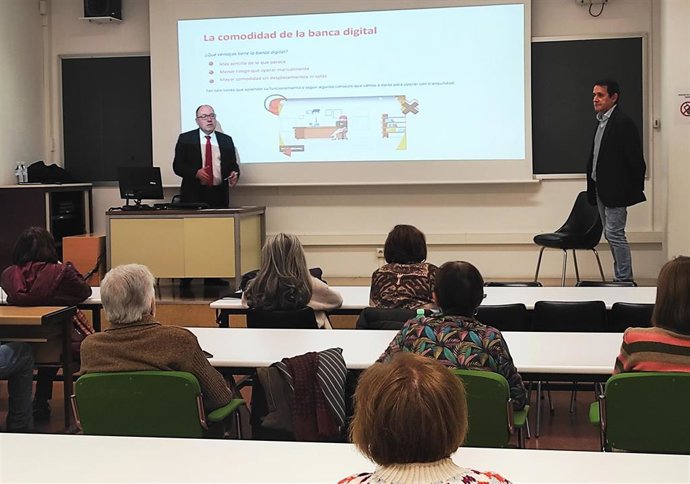 Archivo - Voluntarios del Santander enseñan banca digital y ciberseguridad a más de 800 personas mayores en la UVA