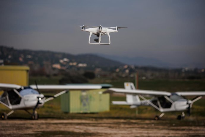 Archivo - Un dron vuela  durante la jornada de selección de pilotos e instructores de drones para el operador de drones Aerocamaras, en el Aeródromo de Villanueva del Pardillo, a 14 de enero de 2023, en Madrid (España). 