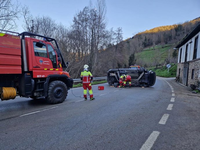 Vehículo volcado en la CA-185, en Camaleño.