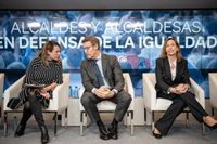 Feijóo lanza a sus alcaldes contra los pactos "ocultos" de Sánchez y firmarán un manifiesto por la igualdad