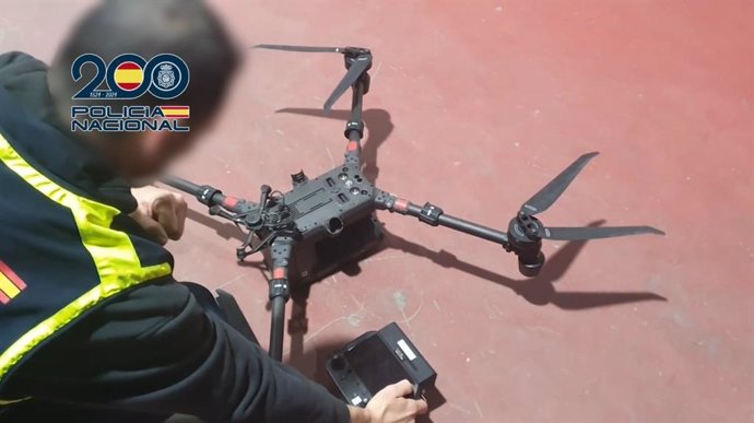 Un agente de la Policía Nacional inspecciona un dron.