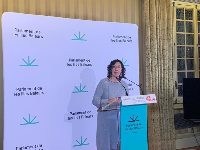 La diputada socialista en el Parlament Amanda Fernández en rueda de prensa