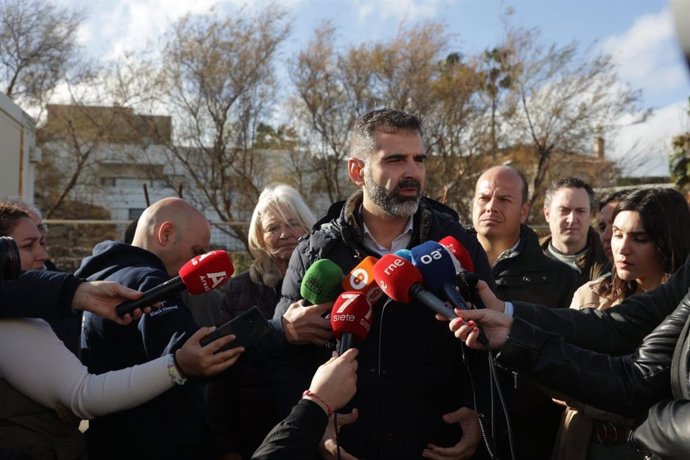 El consejero de Sostenibilidad, Medio Ambiente y Economía Azul, Ramón Fernández-Pacheco, atiende a los medios durante una visita al Centro de Gestión del Medio Marino de Algeciras (Cegma).