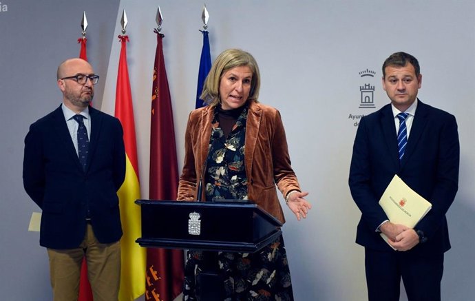 La portavoz del Grupo Popular, Mercedes Bernabé, se dirige a los medios de comunicación