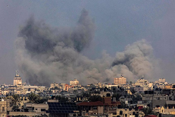 Columna de humo tras un bombardeo del Ejército de Israel contra la ciudad de Jan Yunis, en el sur de la Franja de Gaza (archivo)